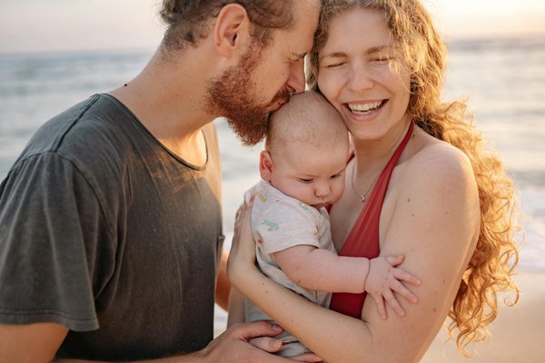 Partir en vacances avec bébé : nos astuces pour un voyage réussi